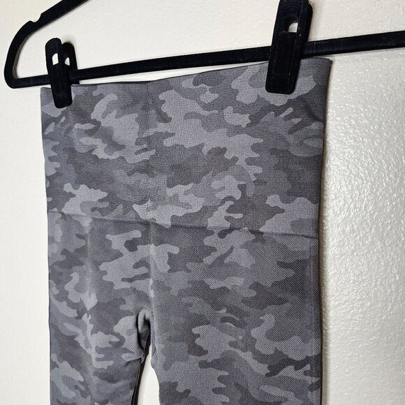 Spanx Size Medium Grey Camo Look At Me Now Seamless Leggings 2099R Slimming Crop - Picture 5 of 9